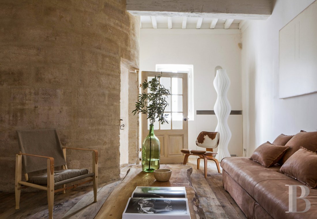 Dans les Bouches-du-Rhône, entre Avignon et Arles, une maison de village des 13e et 14e siècles - photo  n°5